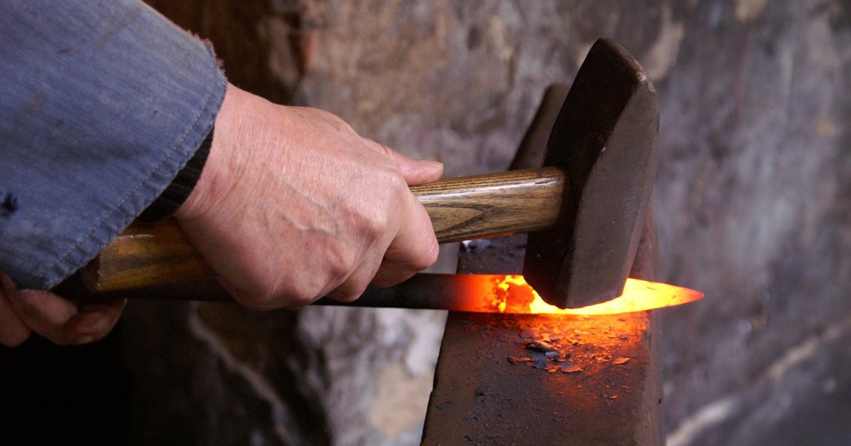 Kucie noży krok po kroku – poradnik dla początkujących