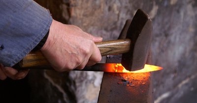 Kucie noży krok po kroku – poradnik dla początkujących